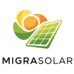 Paneles solares fotovoltaicos funcionando a pleno sol en casa de una zona urbana